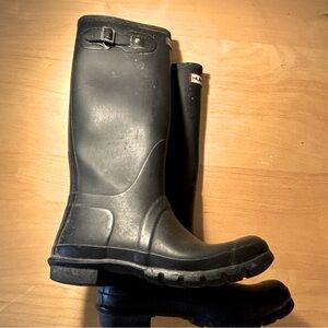 Black (matte) size 9 Hunter boots.